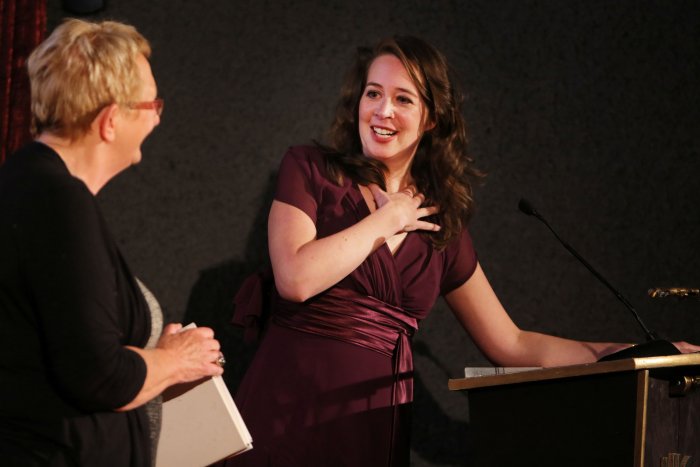 Foto ANV-voorzitter Nelly Maes en Eveline Hagenbeek na de uitreiking van de Visser-Neerlandiaprijs voor Scenario 2013