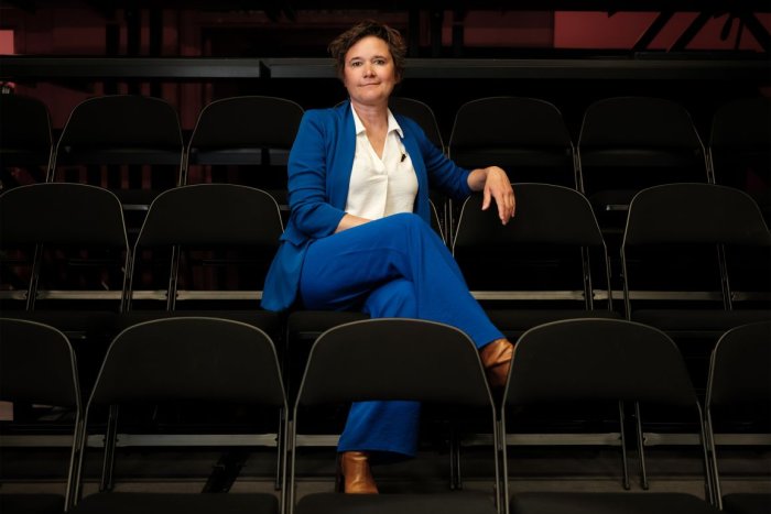 Foto van Eva Vereecke in een van de zalen van De Brakke Grond