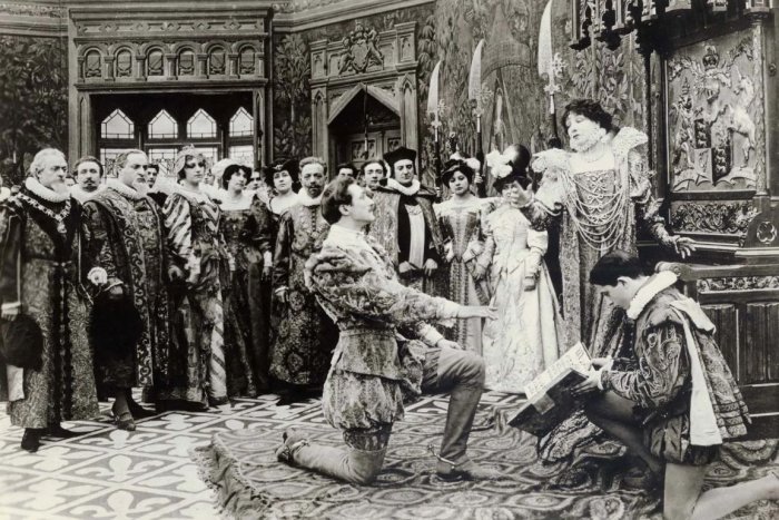 Lou Tellegen en Sarah Bernhardt in de film Les Amours de la reine Élisabeth (1912)