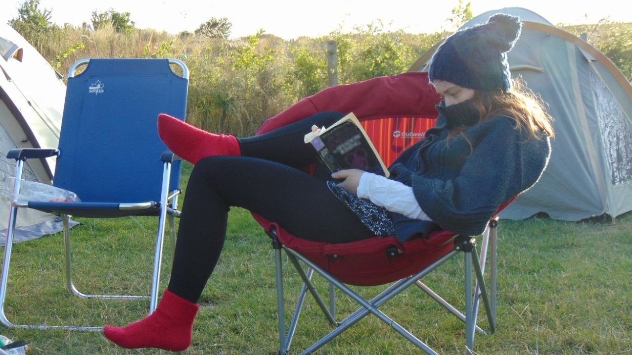 Lezend meisje op de camping