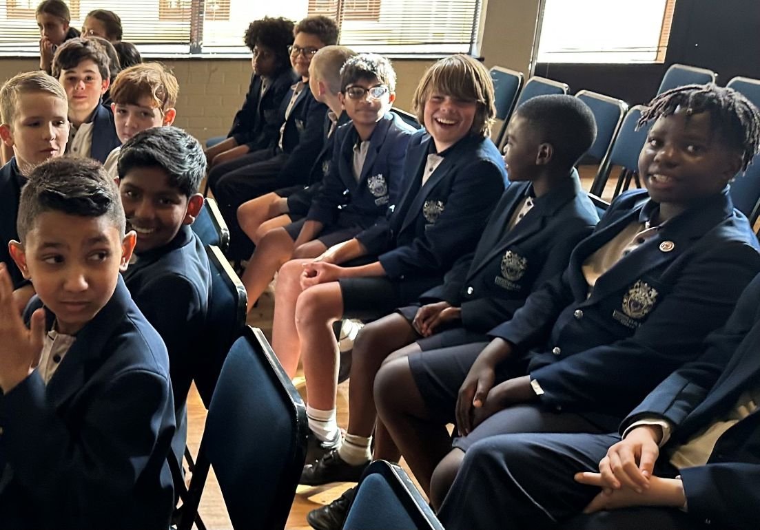 Foto van een schoolklas met kinderen in uniform