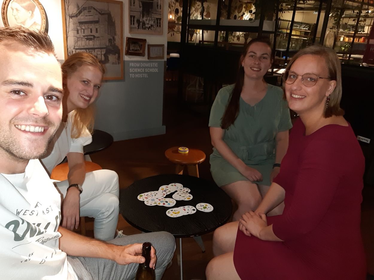 Vier jongeren rond tafel in café
